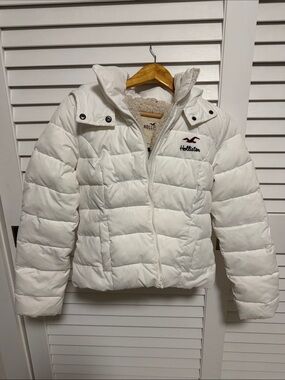 Girl’s Hollister White Quilted Puffer Jacket with Sherpa Lining Size M